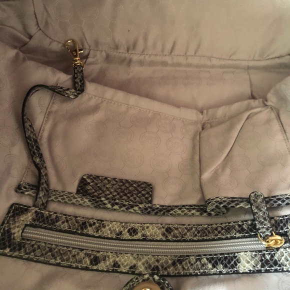 New Michael Kors handbag - Picture 9 of 16